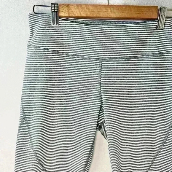 Zella Women’s Cropped Striped Workout Capri Great condition! Size Medium - Picture 2 of 9